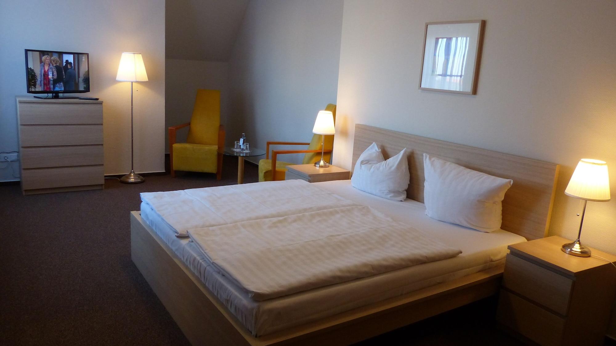Hotel Am Schlosspark Guestrow Exterior photo