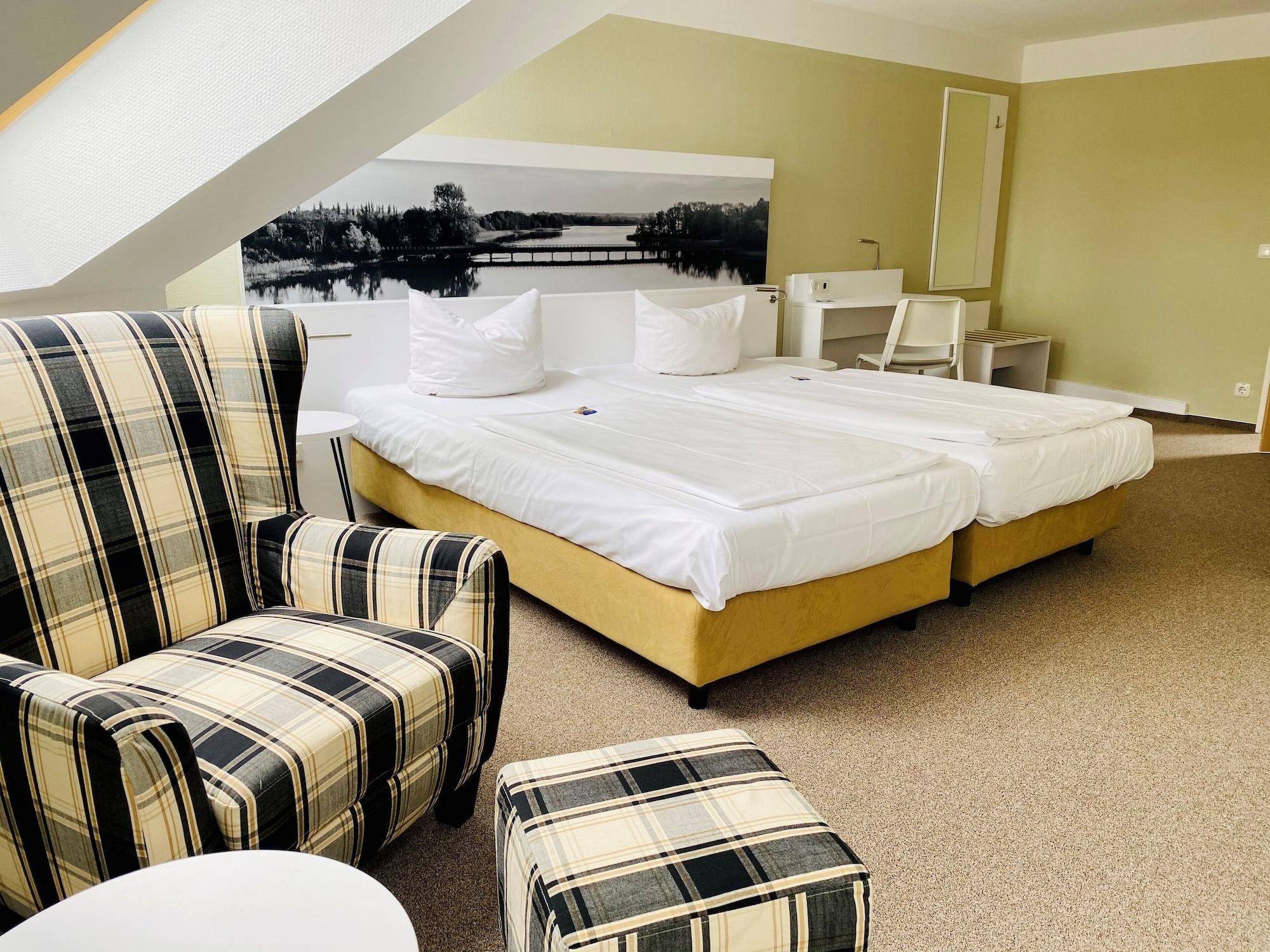 Hotel Am Schlosspark Guestrow Exterior photo