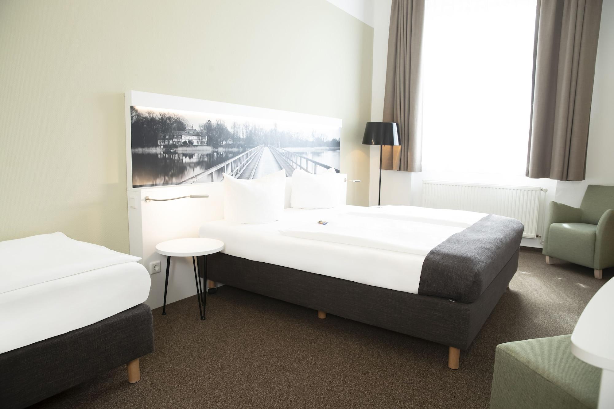Hotel Am Schlosspark Guestrow Exterior photo