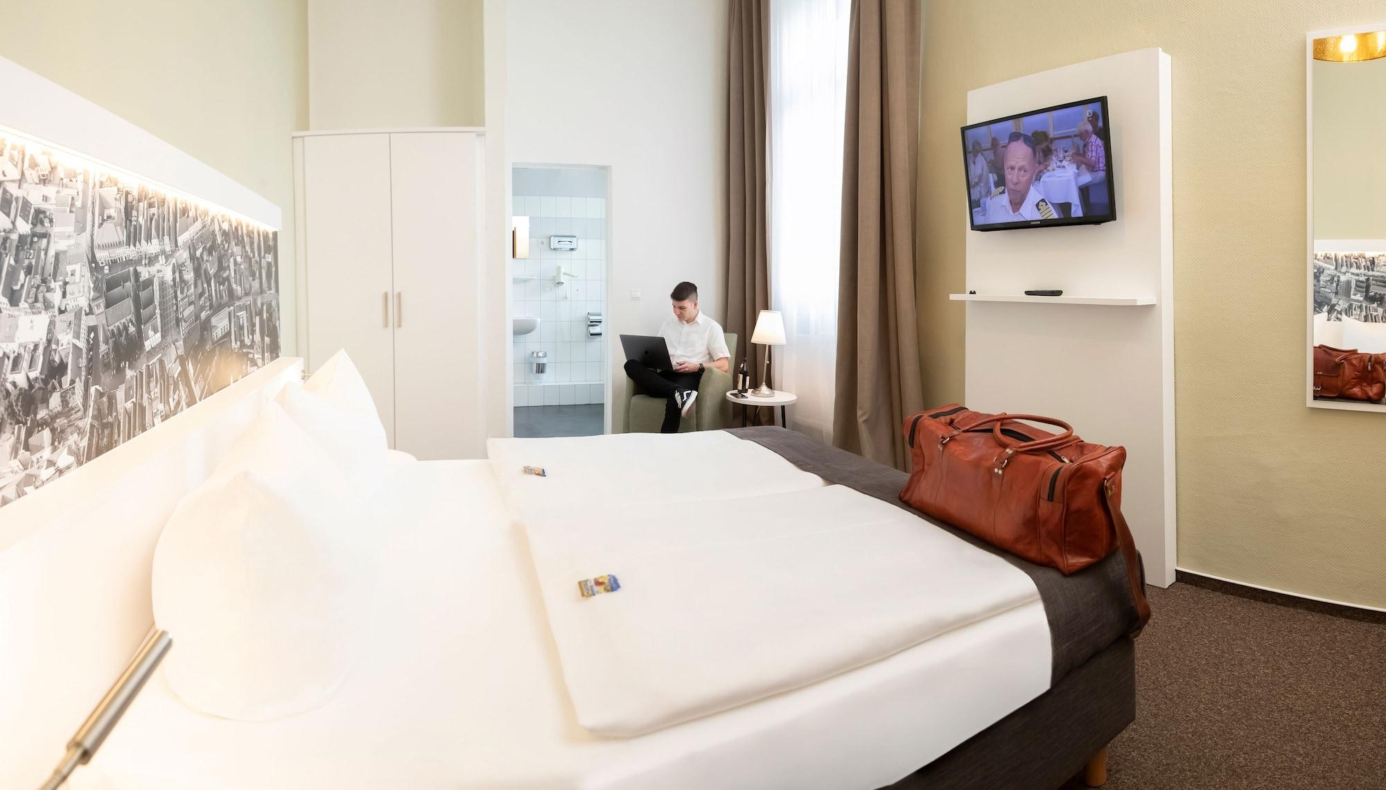 Hotel Am Schlosspark Guestrow Exterior photo