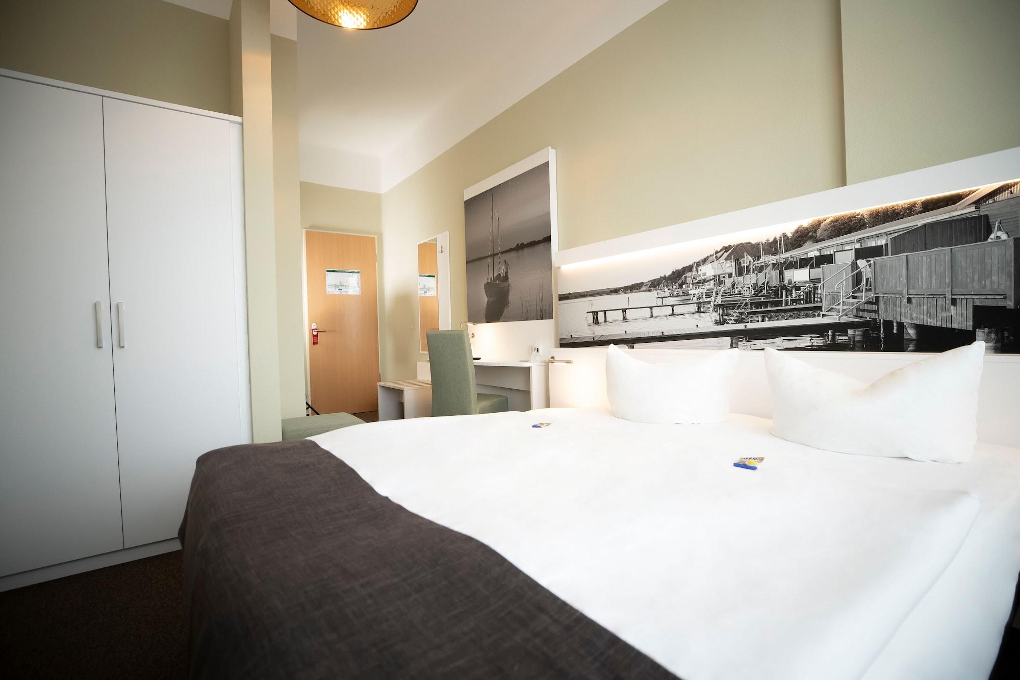 Hotel Am Schlosspark Guestrow Exterior photo