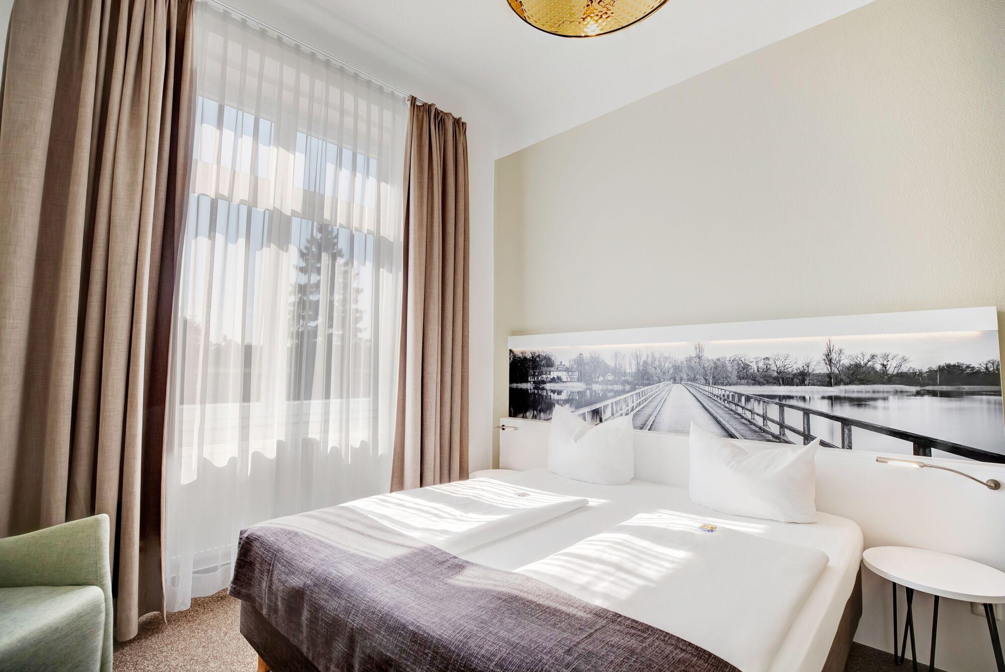 Hotel Am Schlosspark Guestrow Exterior photo