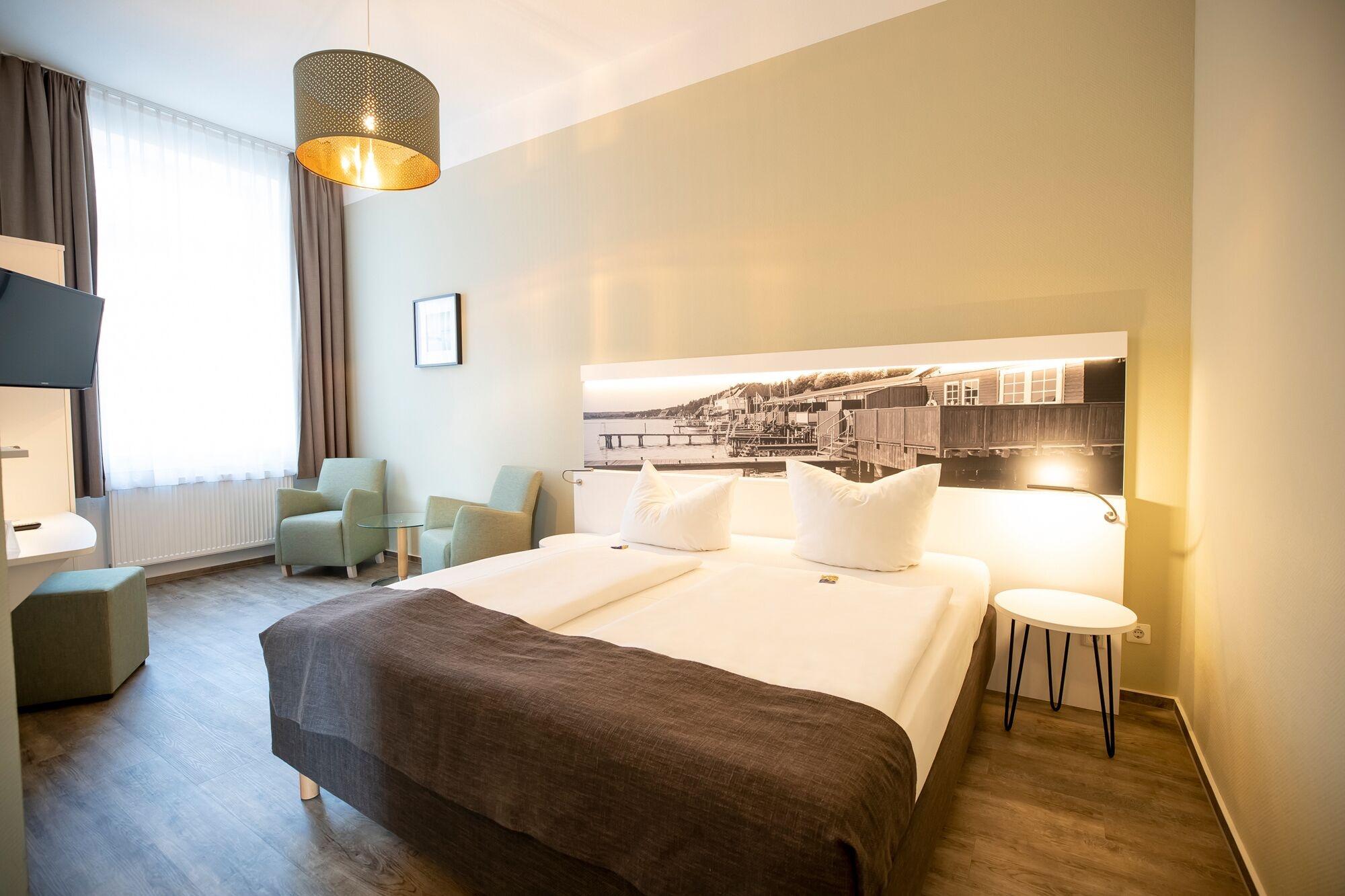 Hotel Am Schlosspark Guestrow Exterior photo