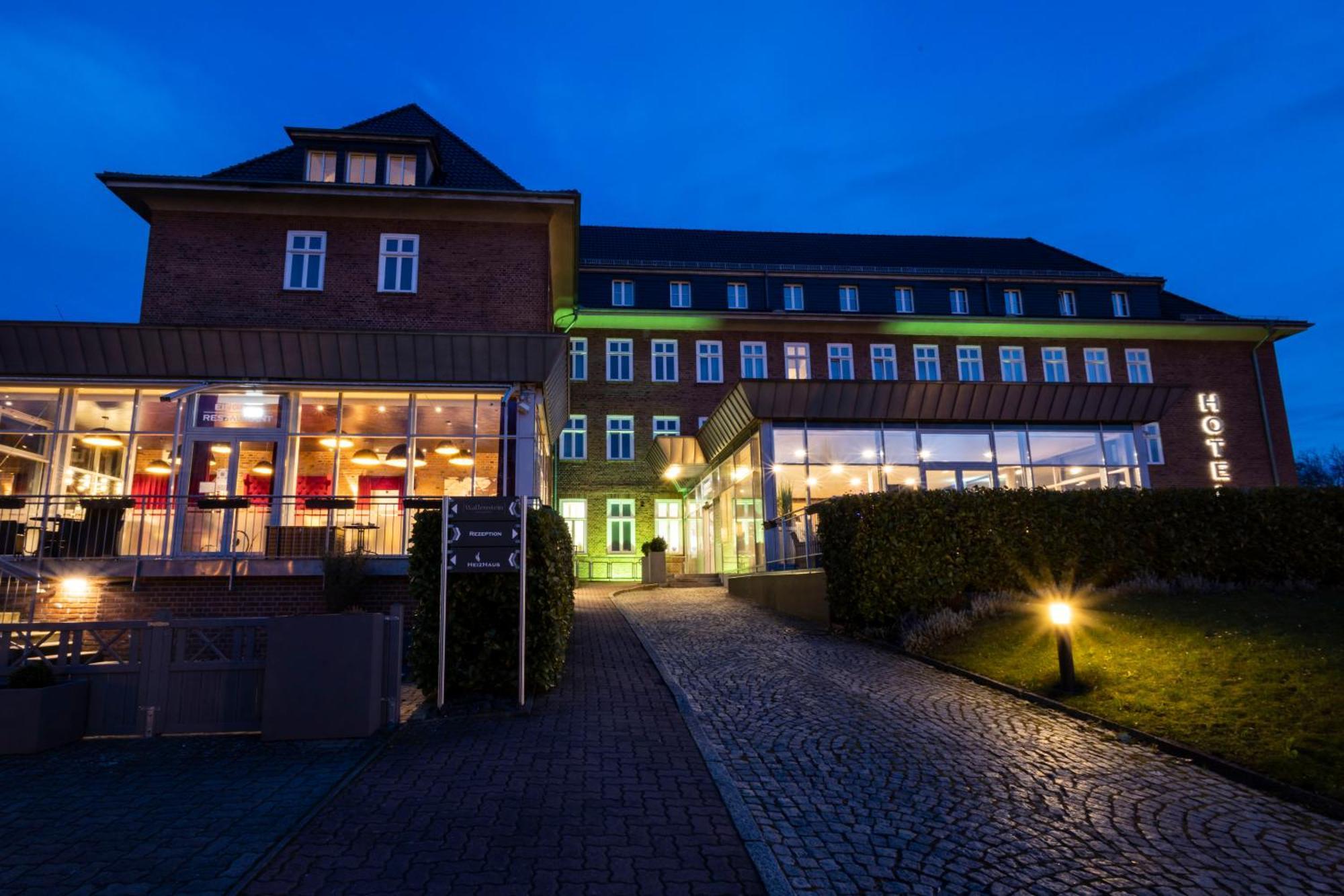 Hotel Am Schlosspark Guestrow Exterior photo