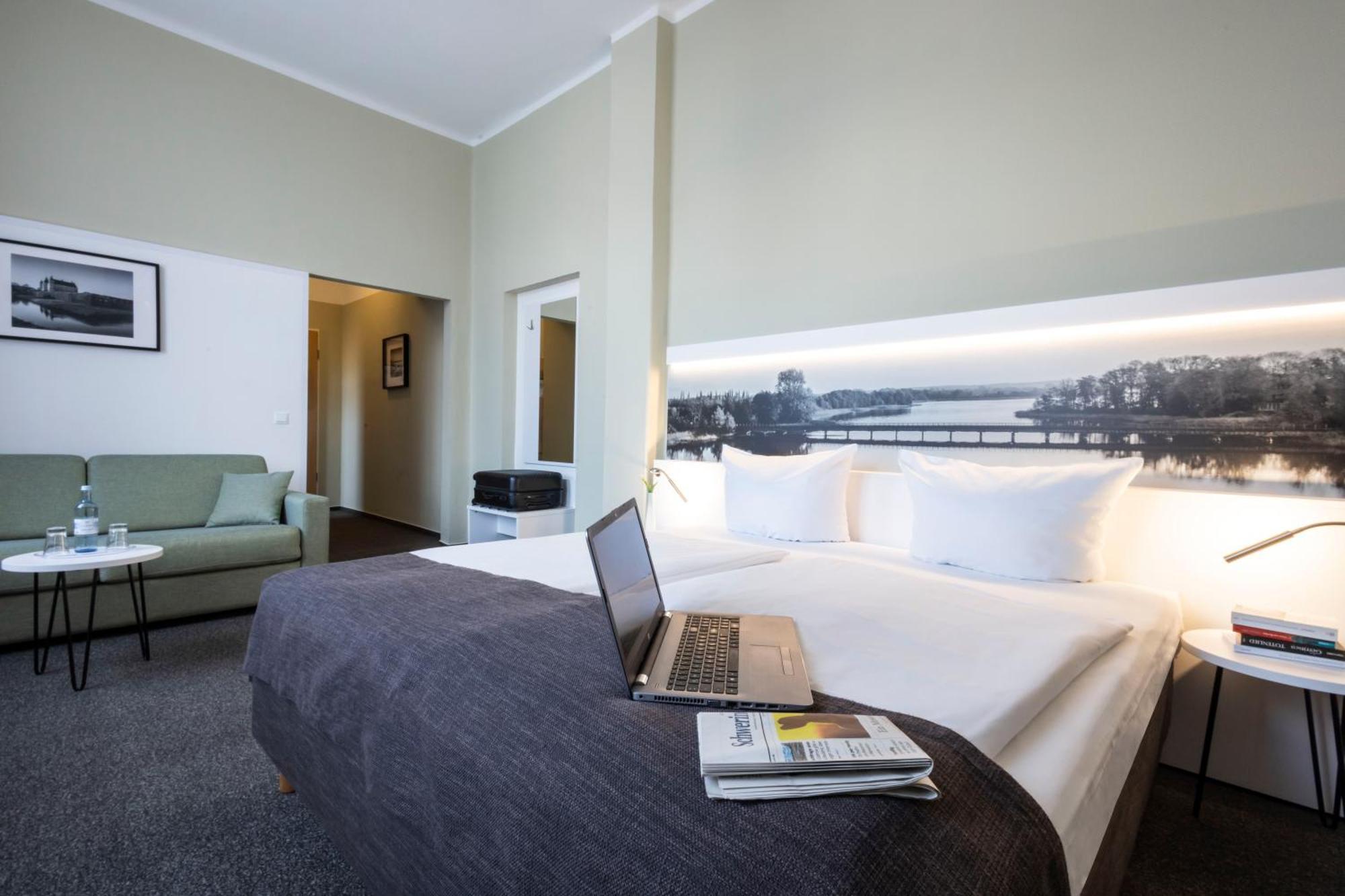 Hotel Am Schlosspark Guestrow Exterior photo