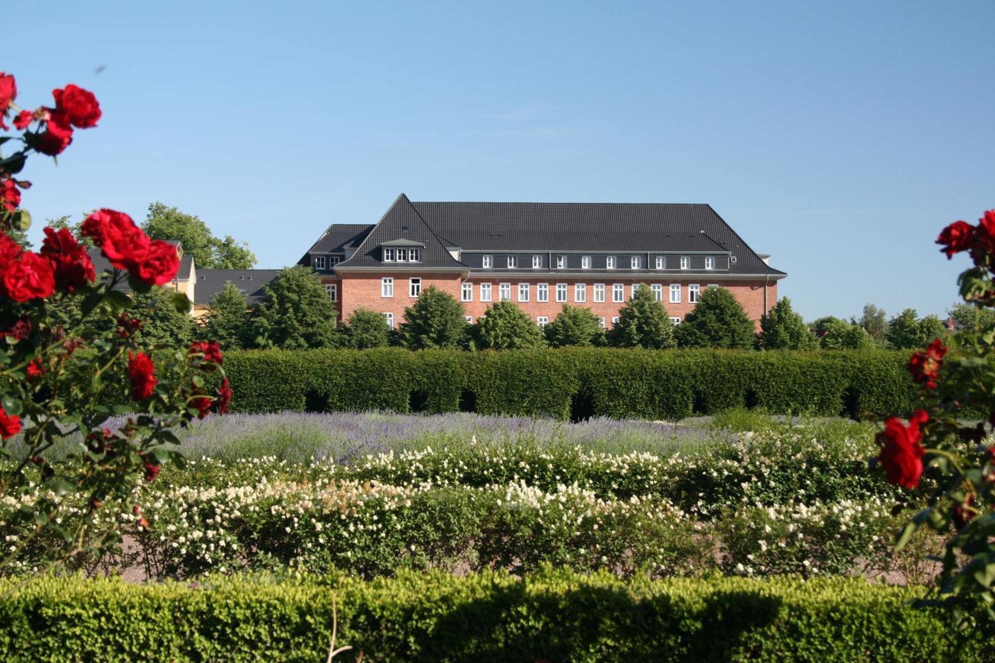 Hotel Am Schlosspark Guestrow Exterior photo